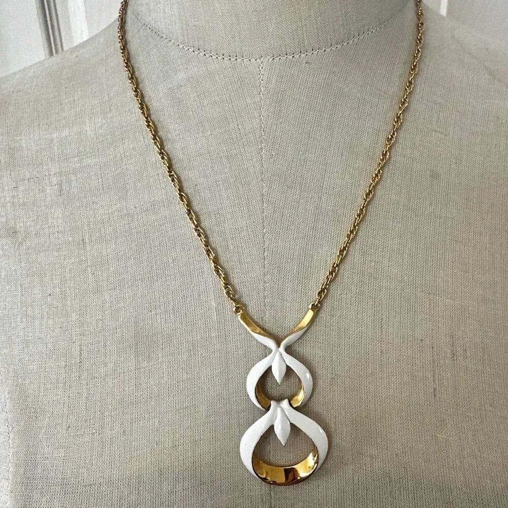 Vintage Trifari White Enamel & Gold-Tone Pendant Necklace ✨